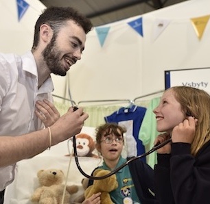 Lecturer at the teddy hospital in the Gwyddonle