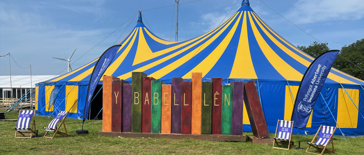 Tu allan i'r Babell Lên ar faes yr Eisteddfod 2023