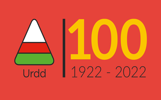 Logo canmlwyddiant yr Urdd