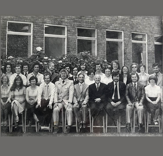 Elin Rhys gyda’i darlithwyr a myfyrwyr PhD yn 1978