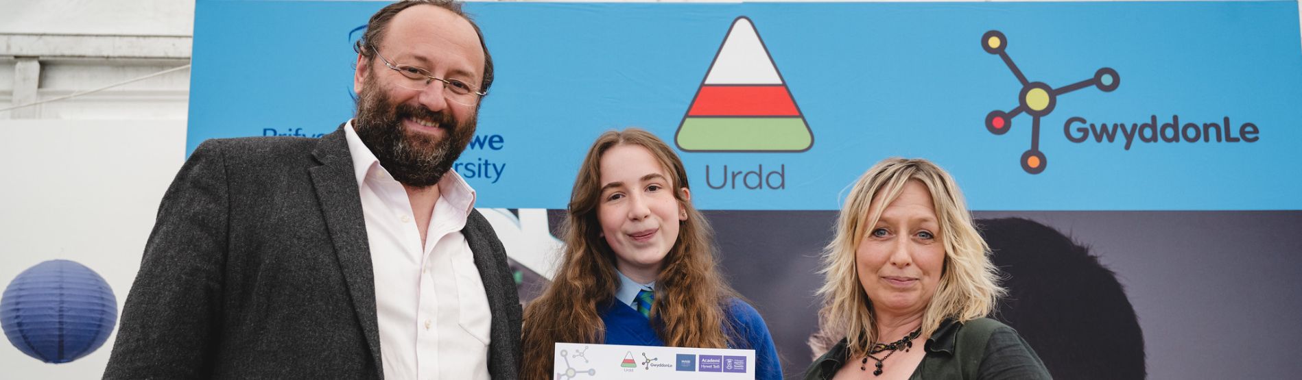 Enillydd Esther gyda'r beiriniaid