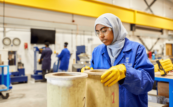 Myfyrwyr peirianneg yn y gweithdy. 