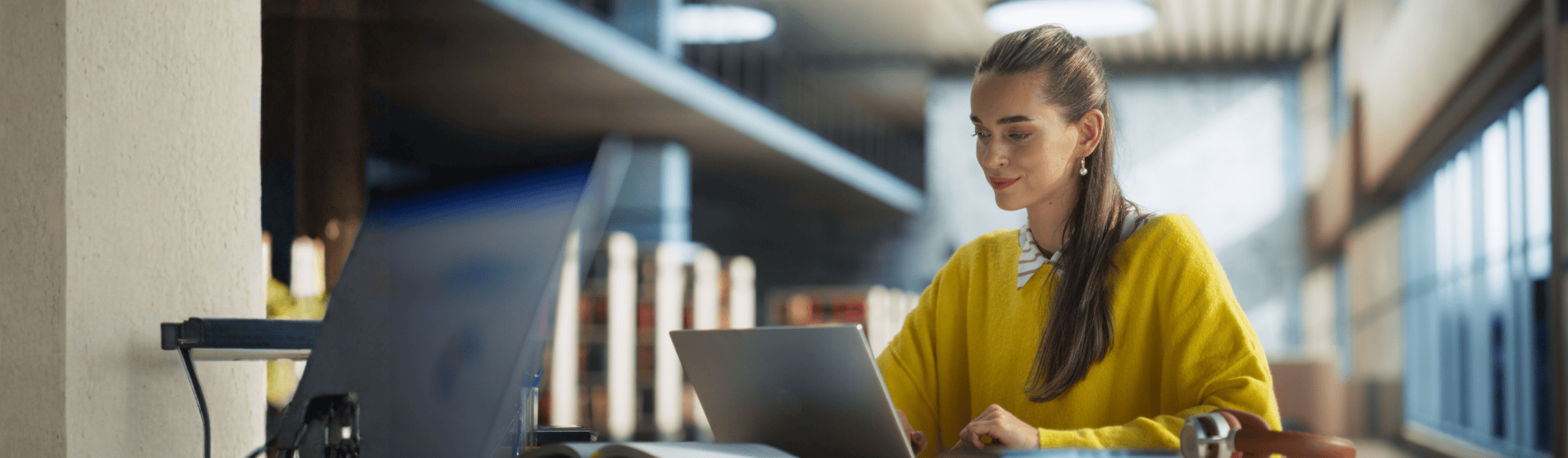 Menyw yn gwylio dosbarth meistr ar cyfrifiadur. 