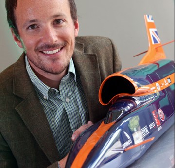 Ben Evans gyda model o gar Bloodhound LSR 