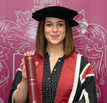 Eve Myles yn graddio