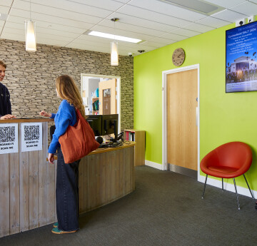 Myfyriwr yn symud i mewn.