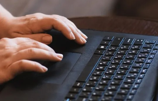 Dwylo yn teipio ar fysellfwrdd