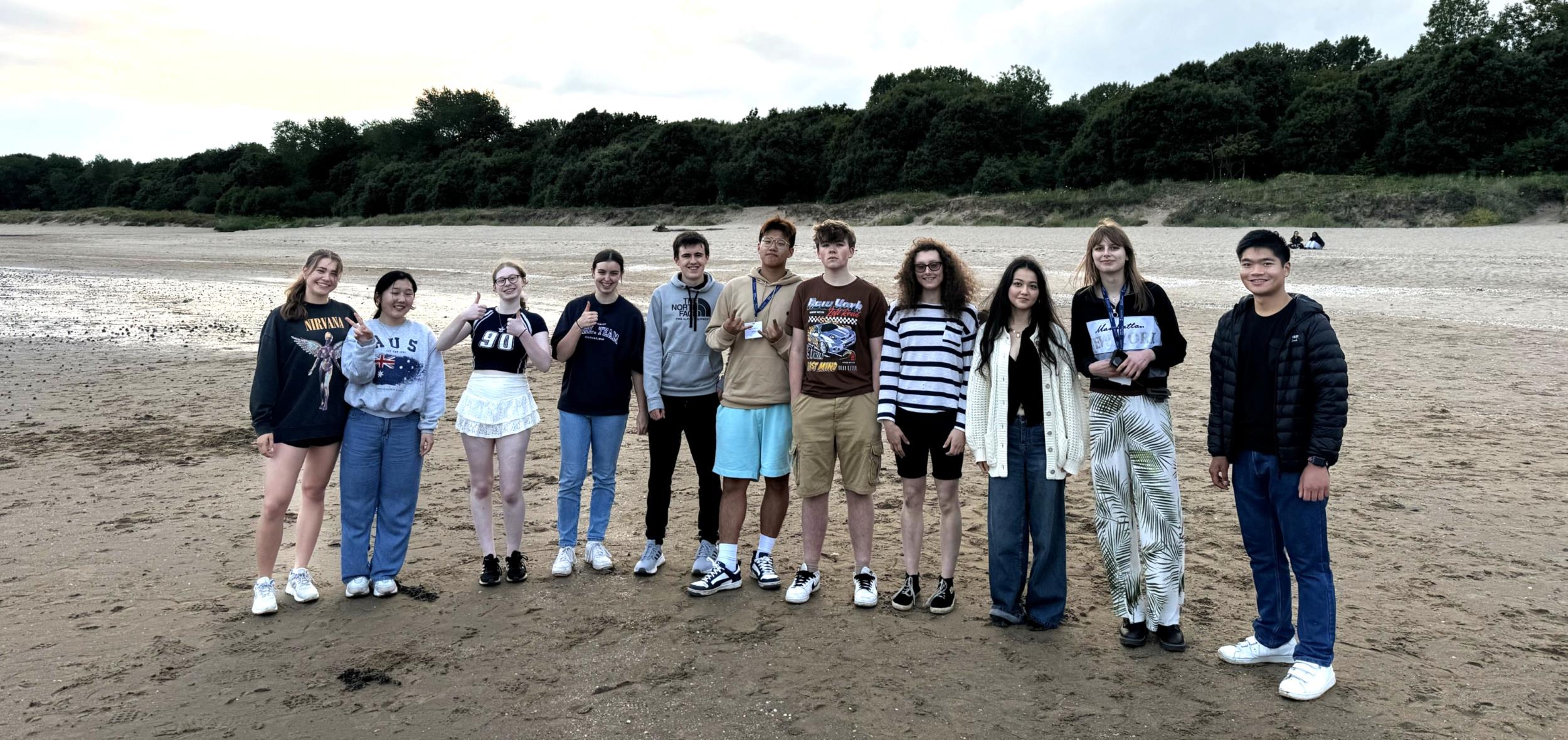 Myfyrwyr ar draeth Abertawe