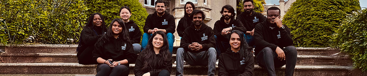 llun grŵp o'r llysgenhadon