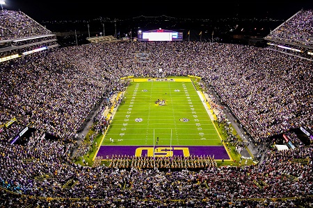 Stadiwm Pêl-droed americanaidd sy'n llawn dop o gefnogwyr