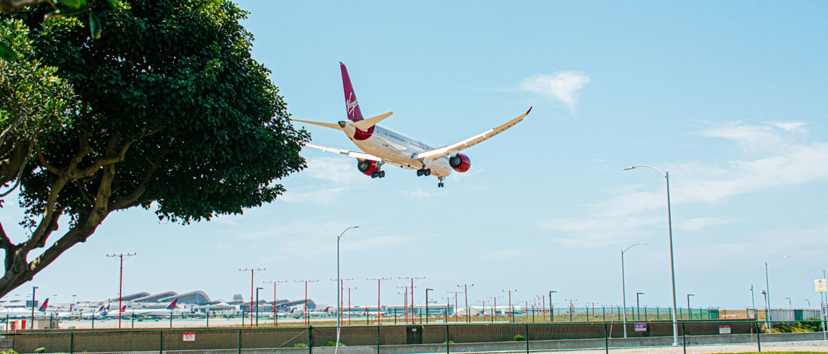 Aeroplane yn glanio