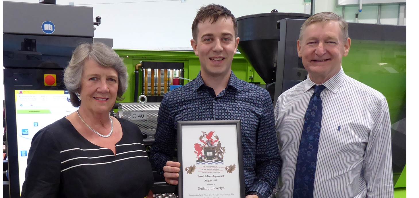 Gethin Llewelyn o Brifysgol Abertawe, gyda Sylvia Robert-Sargeant a Simon Holt o'r Cwmni Anrhydeddus Lifrai Cymru 