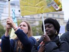 Protestiwr ifanc yn Llundain