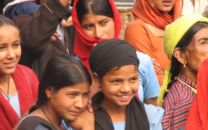 Prosiect yn helpu i leihau nifer y bobl sy'n cael eu llosgi yn Nepal. Pobl leol a wnaeth helpu i hwyluso arolwg cymunedol a fu'n sail i'r gwaith ar atal llosgiadau. 