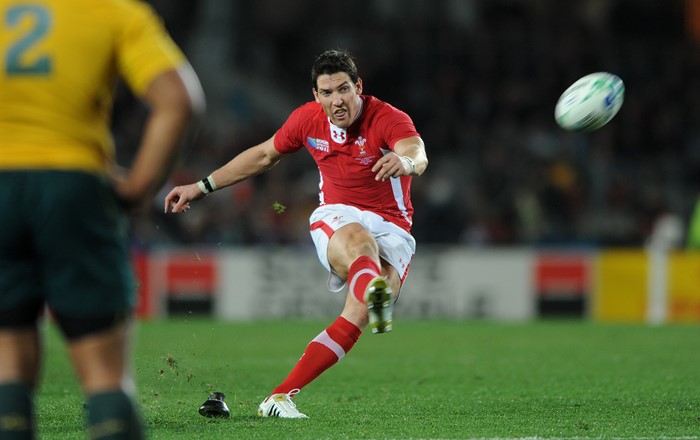 James Hook, Cymru v Awstralia (Huw Evans Picture Agency): mae'r arwr rygbi rhyngwladol wedi derbyn swydd hyfforddwr ymosodol timau rygbi Prifysgol Abertawe.