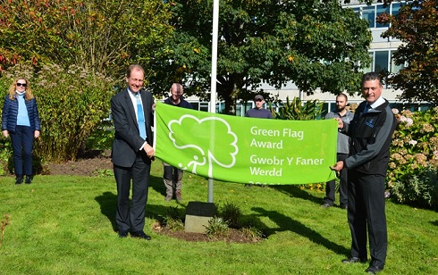 Prifysgol Abertawe'n un o fannau gwyrdd gorau'r wlad 