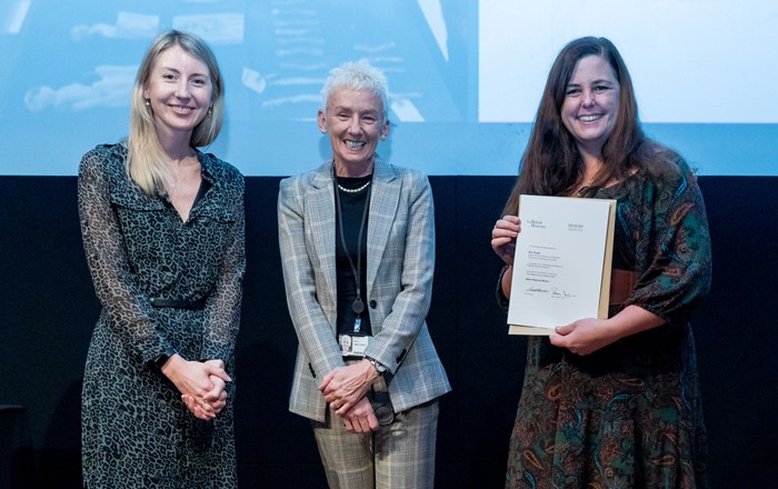 (O'r chwith) Sinead O’Haire, o Ymddiriedolaeth Elusennol Marsh, Muriel Gray, Dirprwy Gadeirydd yr Amgueddfa Brydeinig, a Sam Powell. Ffotograff ©Egypt Centre.