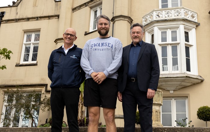 O'r chwith i'r dde: David Martin-Jewell, rheolwr gyfarwyddwr Front Runner Events, Ryan Jones, a'r Athro Keith Lloyd o Brifysgol Abertawe 