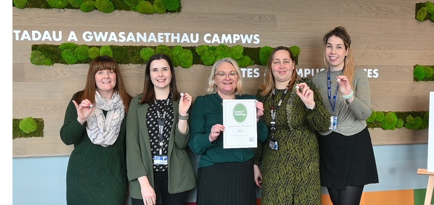 Tîm Digwyddiadau Prifysgol Abertawe gyda Gwobr Twristiaeth Werdd: (o'r chwith) Melissa Ferreira, Charlotte Rees, Michelle Dene, Gwyneth Thomas, Beth Morgan.