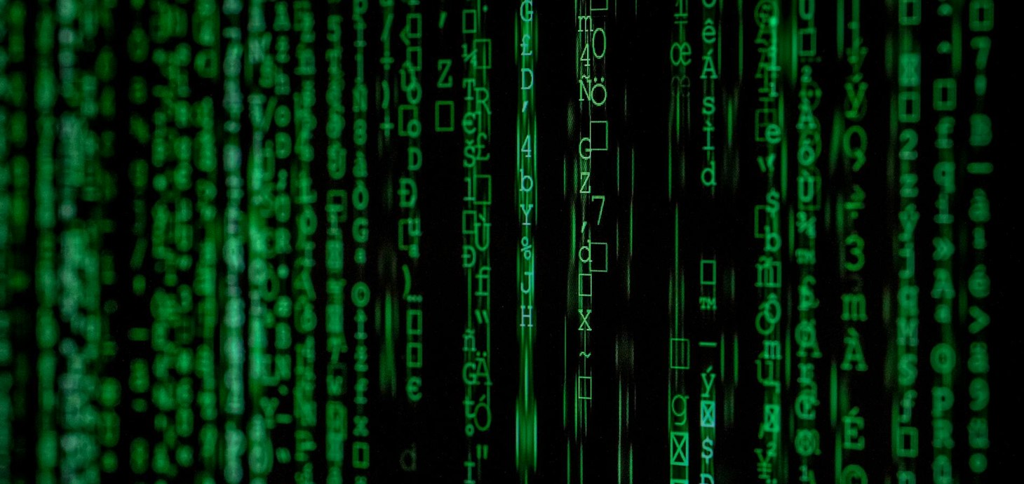 Cymeriadau cod digidol gwyrdd ar sgrin ddu, yn edrych fel y cod cyfrifiadurol yn ffilm The Matrix.