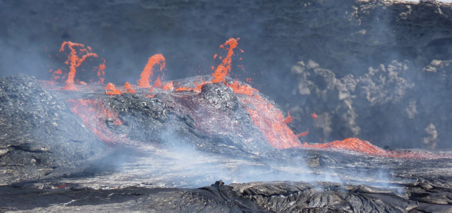 Llifoedd lafa gweithredol yn arllwys allan o'r llosgfynydd Erta Ale yn Afar, Ethiopia, yn 2010