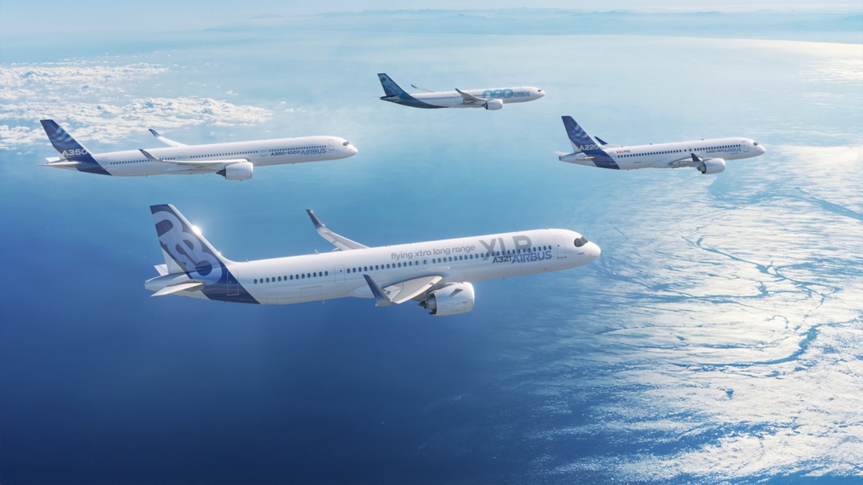 Pedwar awyren Airbus yn hedfan, gan gynnwys A220-300, A321XLR, A330-900 ac A350-1000. Credyd: Airbus SAS 2024.