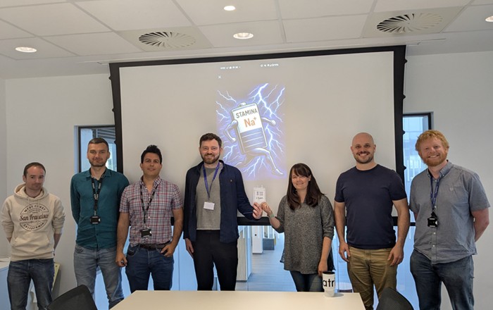 O'r chwith i'r dde: Dr Darren Ould, Dr Marcin Orzech, Dr Sajad Kiani, a Dr Ashley Willow o Brifysgol Abertawe, gyda Dr Emma Freeman, Dr Brent De Boode, a Dr Dan Jones o Batri Ltd — aelodau allweddol o'r tîm sy'n arwain y prosiect arloesol StamiNa. 