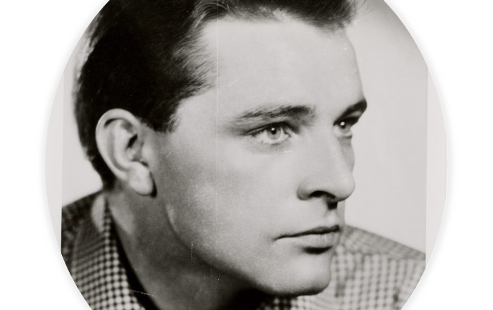 Llun du a gwyn o ben ac ysgwyddau dyn ifanc