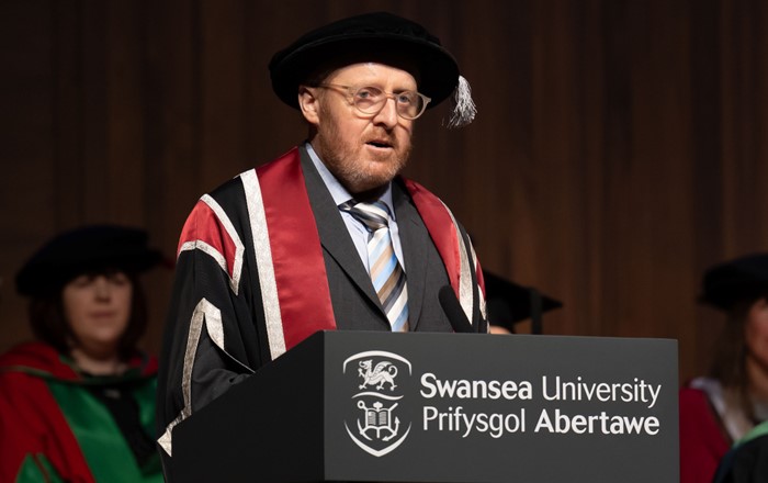 Yr Athro Tudur Hallam