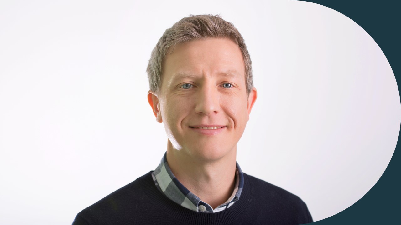 Llun pen ac ysgwyddau dyn