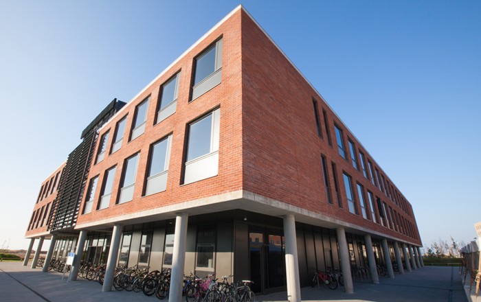 Adeilad Ysgol Reoli Prifysgol Abertawe ar Ganolfan Bae.