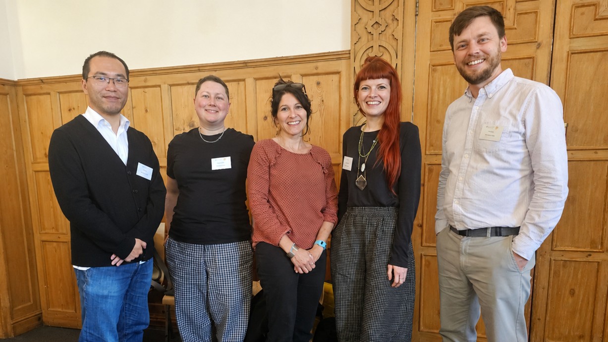 Mae pump ymchwilydd o Brifysgol Abertawe wedi'u henwi ymysg talent y dyfodol mwyaf addawol Cymru fel rhan o garfan Crwsibl Cymru 2025. (o’r chwith i’r dde Dr Yang Liu, Dr Laura Seymour, Dr Maria Cheshire-Allen, Dr Charlotte Jones a Dr Tom Avery.)