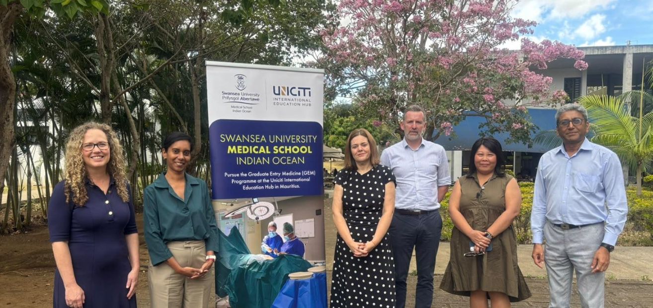 Yr Athro Lisa Wallace, Prifysgol Abertawe, Dr Sanjana Gunasee-Sooben, Uniciti, Yr Athro Ffion Williams, Swansea University, Dr Kenneth Mckeegan Prifysgol Abertawe, Cecilia Wu, Prifysgol Abertawe, Yr Athro Dhanjay Jhurry, Uniciti. 