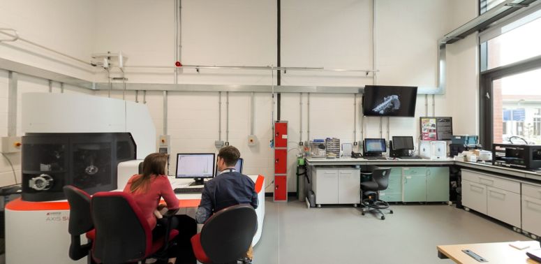 Labordy Pelydr-X Delweddu Deunyddiau Uwch gyda ymchwilwyr ac offer