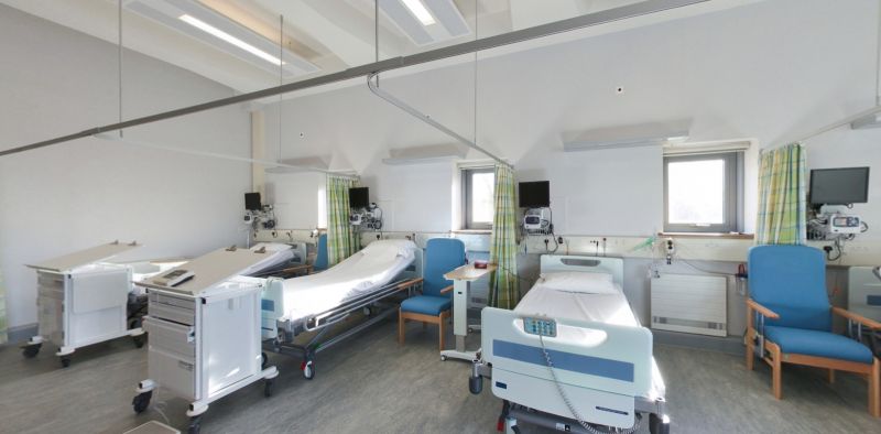 Ward hyfforddi ysbyty gyda gwelyau, monitorau, cadeiriau ac offer meddygol