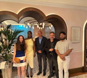Delwedd o Matt Hannaford, Ece Birinci, Vishesh Tyagi a'r Athro Soyer yn y seremoni wobrwyo
