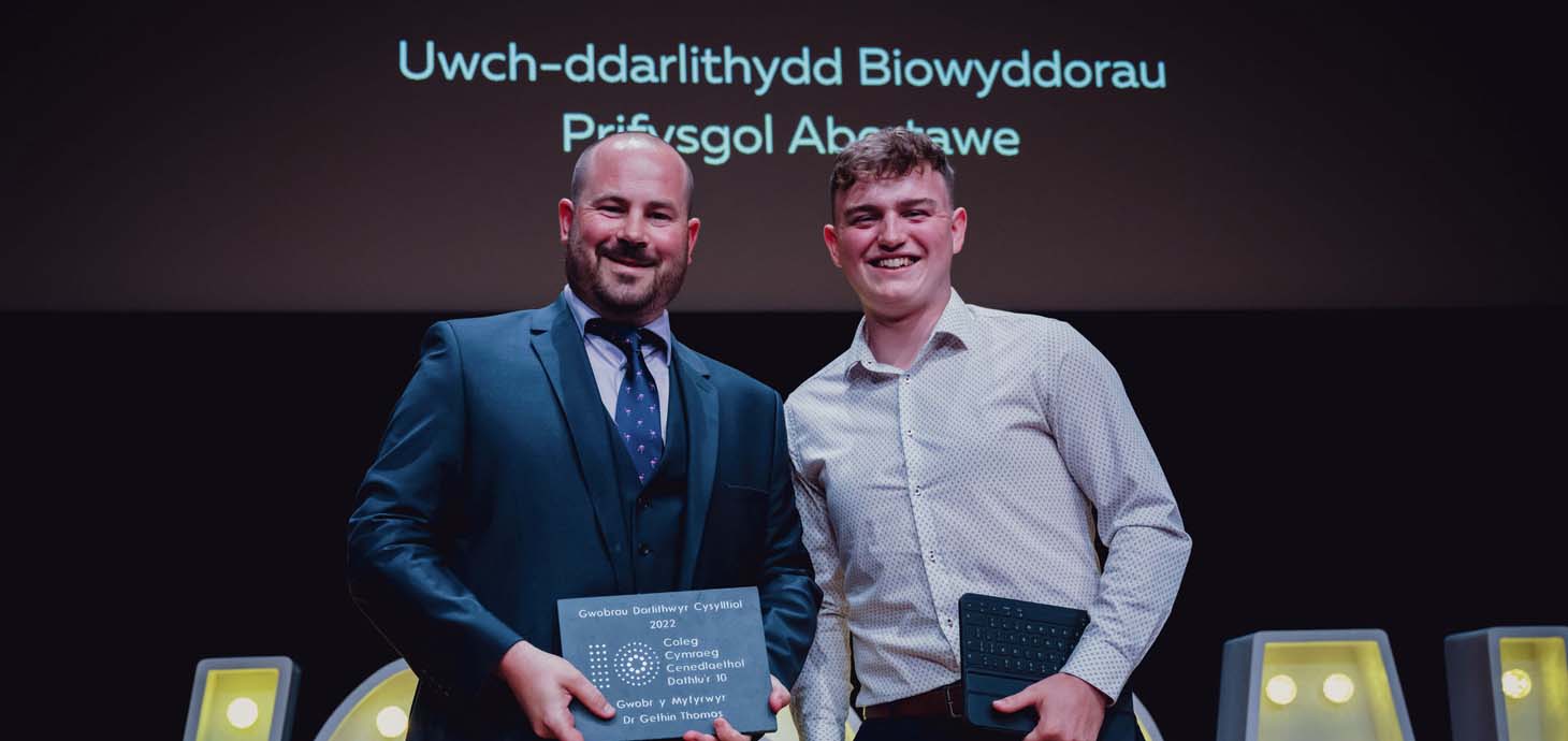 Dr Gethin Thomas receiving his award