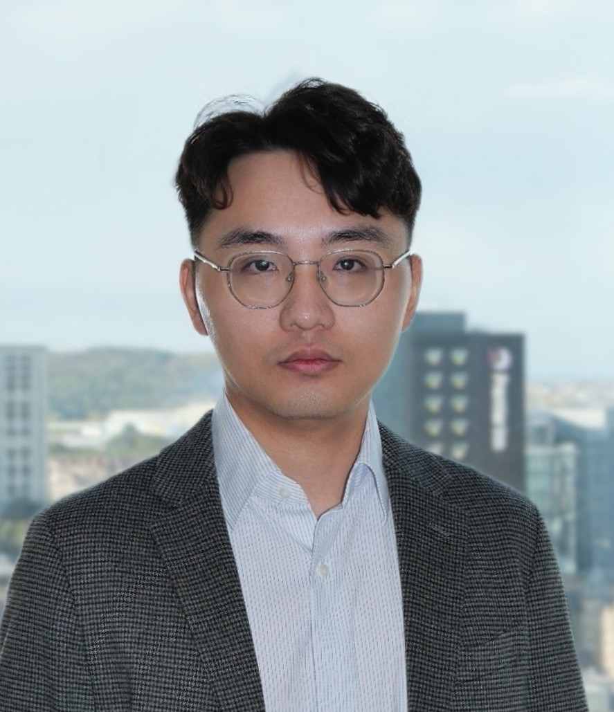 Headshot of Dr Boru Ren