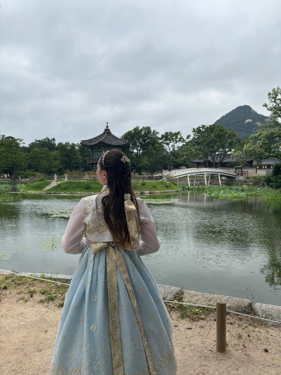 Sian in traditional Korean dress